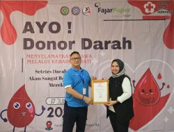 FajarPaper Terima Penghargaan dari PMI Karawang atas Program Donor Darah Rutin